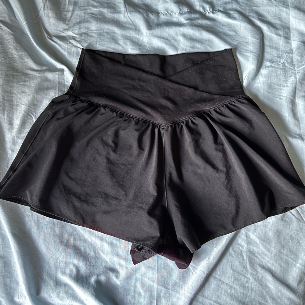 OFFLINE By Aerie Real Me
Crossover Flowy Short in true black